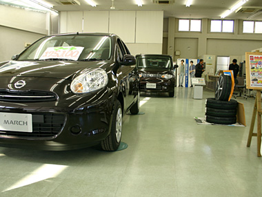 明るく広い店内は、段差のないバリアフリーです。また、展示車間や通路は十分なスペースを確保していますので、ゆったりと展示車をご覧いただくことができます。