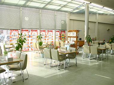 ご商談、ご相談はお近くのカーライフアドバイザーにお気軽にお声掛け下さい。明るく開放的なテーブルにて、納得のいくまでお打ち合わせいただくことができます。