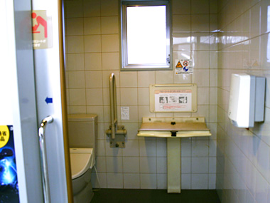 店内にはユニバーサルトイレを完備、車椅子対応はもとより、オムツ替えシートもあります。小さなお子様連れでも安心の設備です。