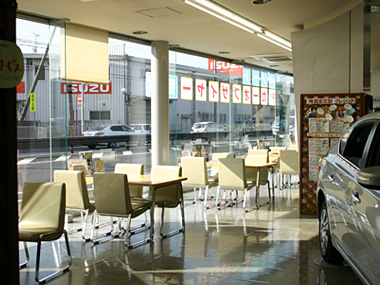 店内のレイアウトは、お車をユックリとご覧いただくために、十分な空間を確保しました。また、店内だけでなく、屋外展示場も併設しております。