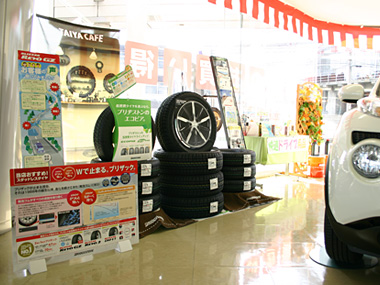 店内には、カーグッズコーナーもご用意いたしました。日産純正部品をはじめ、私どもが推奨する信頼のアイテムが揃っています。