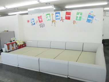 広いスペースのキッズコーナーは、子供たちの喜ぶアイテムが豊富に揃っています。子供たちの喜ぶ姿が見えますね!