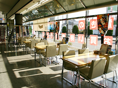 サンルームのような開放的な空間で、新しいお車のお話など如何ですか？喫茶店顔負けの落ち着いた空間です。