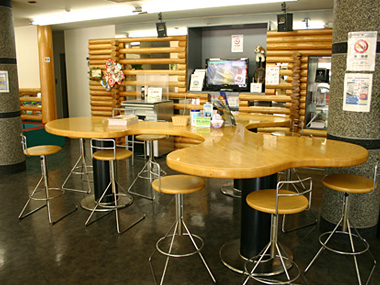 もう一つの特徴が、このログハウスをイメージした空間です。テーブル席、カウンター席、お好みに合わせてご利用下さい。