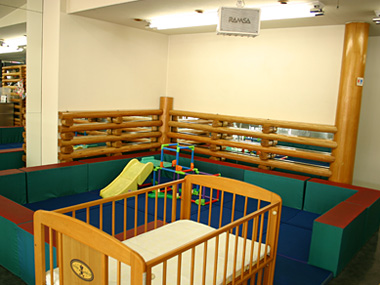 そしてキッズコーナーも大型！キット子供たちにも喜んでもらえることでしょう。また幼児をチョット預けるのに便利なベビーベッドをご用意しております。