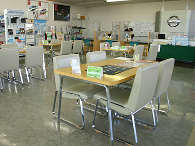 南に面したショールームは、明るく、暖かい空間です。お時間の許す限り、ごゆっくりご利用下さいませ。