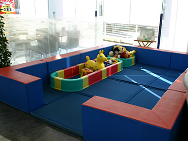 日当たりの良いキッズコーナーは、店内のどこからでも見える安心のスペースです。