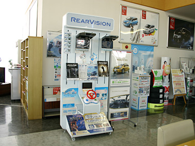 店内には、オーディオやナビゲーションシステムなど、ディーラーオプション品を実際に見てご検討頂けます。