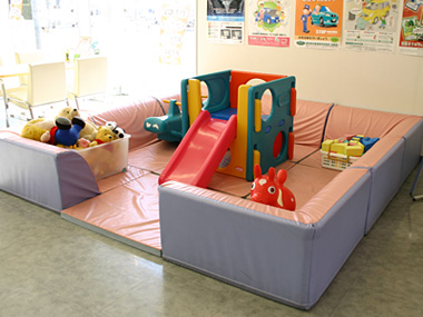 日当たりの良いキッズコーナーは、 店内のどこからでも見える安心のスペースです。