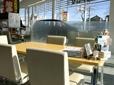 南に面したショールームは、 明るく、暖かい空間です。 お時間の許す限り、 ごゆっくりご利用下さいませ。