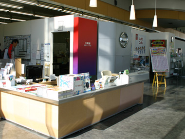 ドアを開けて入るとサービスカウンターがありますので、気軽にお声を掛けてください。