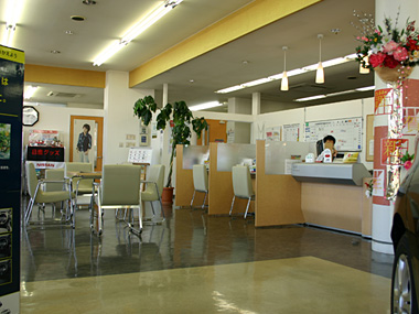 店内はゆったりとしたレイアウトで、気軽に話せる空間を実現しました。通路も十分なスペースを確保していますので、車椅子の方でも安心です。