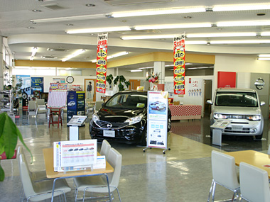 店内は爽やかな空間づくりを心がけ、スタッフオリジナルのアイデアが多く取り入れられており、それらはスタッフの手により実現しています。