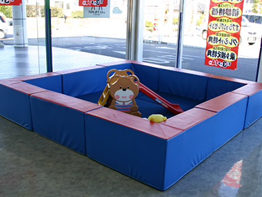 店内で一番見通しのいい場所にキッズコーナーを設置しました。お子様連れでもですね。
