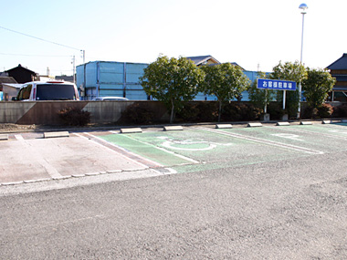 駐車場には、ハンディキャップのある方々のために広めのスペースを確保しました。遠慮なくご利用下さいませ。