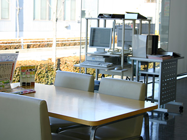 ご商談、ご相談はお近くのカーライフアドバイザーにお気軽にお声掛け下さい。明るく開放的なテーブルにて、納得のいくまでお打ち合わせいただくことができます。