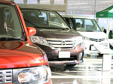 店内にもたくさんの車両が展示され、訪れる人々に期待と好奇心を与えることでしょう。お気に入りの一台を是非発見してください。