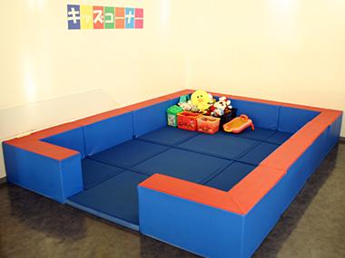 キッズコーナーはもちろん、ベビーベットもご用意いたしました。小さな赤ちゃんから、元気一杯のお子様まで幅広くご利用いただけます。