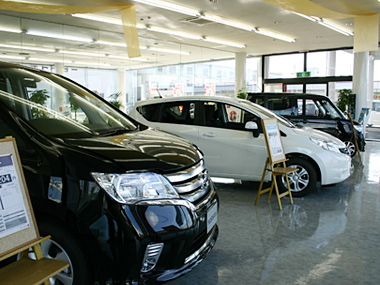 広い店内には、常にたくさんの展示車が見やすく列んでいます。お気に入りの一台を是非見つけてください。お客様とご一緒にカーライフアドバイザーがお手伝いさせていただきます。