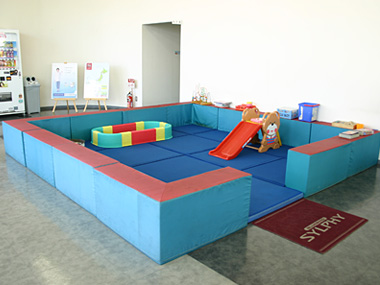 キッズコーナーには、子供たちに人気のアイテムがどっさり!ぬいぐるみやスベリ台、絵本なんかも充実しています。