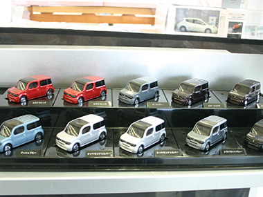 小さな事ですが、実車とカラーサンプルを比較できるような展示レイアウトを試みました。イメージ造りのお役に立てれば幸いです。