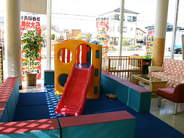 子供たちに大人気のキッズコーナーと幼児をチョット預けるのに便利なベビーベッドをご用意しております。小さなお子様と一緒でも安心ですね!