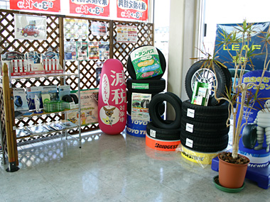 店内にはカーグッズコーナーも設置いたしました。オリジナルの芳香剤からタイヤ、オーディオまで、実際に見てお選びいただけます。
