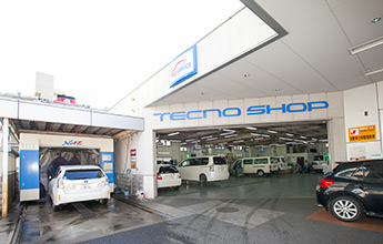 ネッツテラス甲南のメンテナンススペースです。お客様の愛車のお手入れをいたしますので、車検、点検・メンテナンス、修理・キズ取り、清掃・リフレッシュにご利用ください。