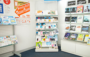 ネッツテラス甲南では、携帯電話の販売も行っています。洗車やメンテナンスの待機時間に気になっていた携帯をチェックすることもできます。