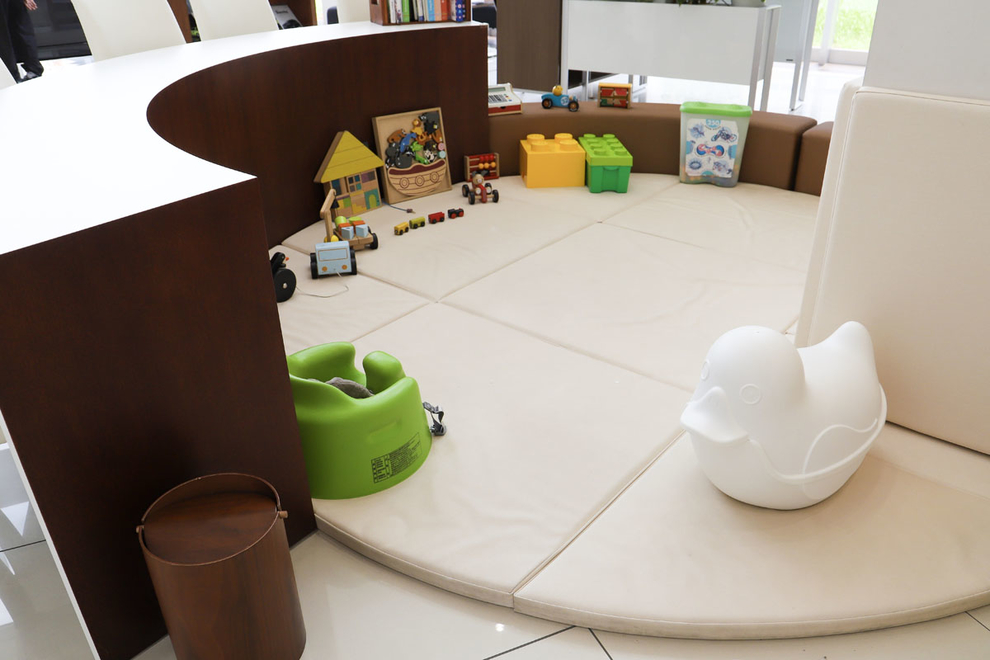 お子様と一緒にいらっしゃっても大丈夫です。キッズスペースでは、積み木や車のおもちゃをご用意しております。