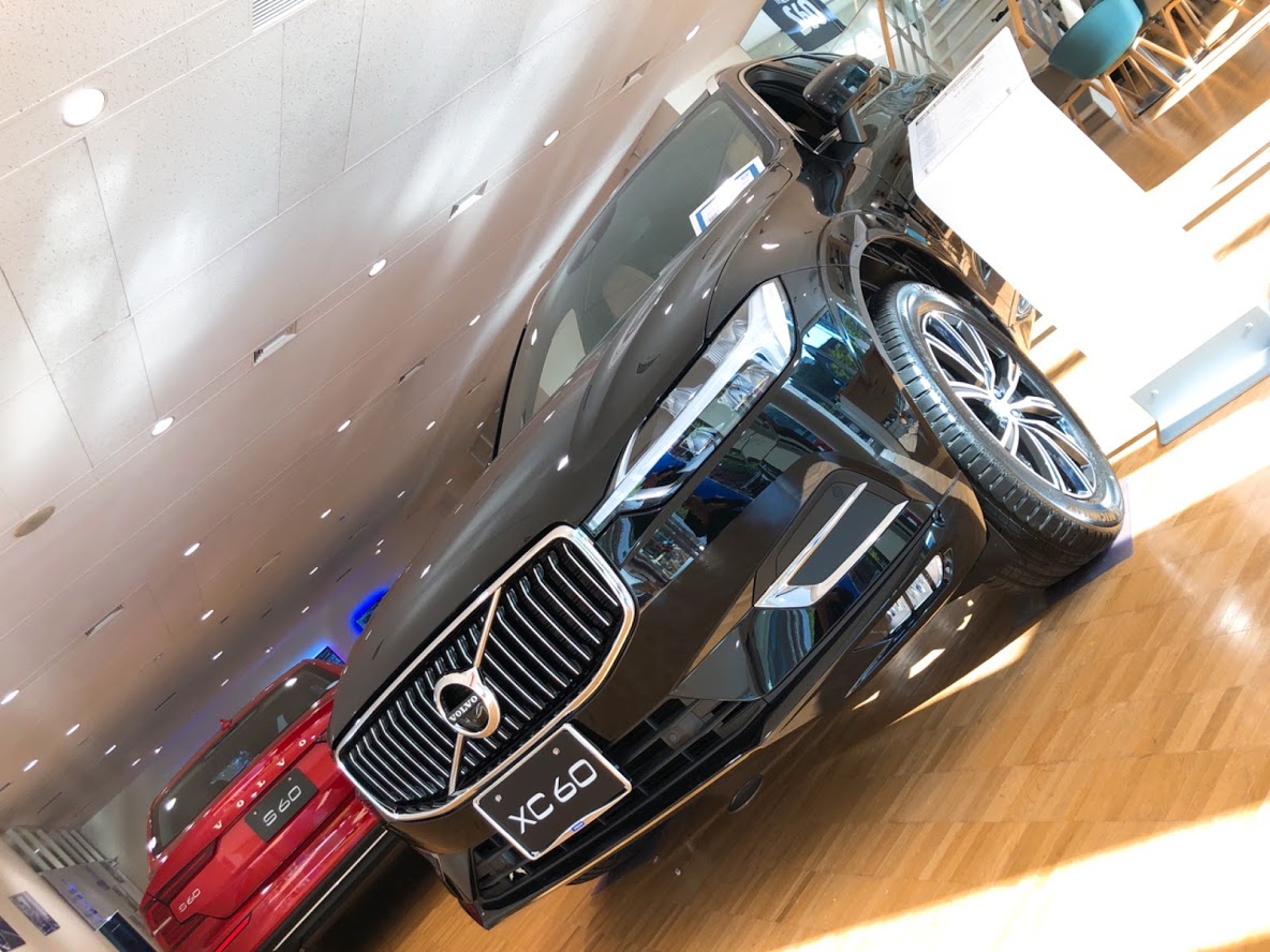 【最新情報】展示車入替　XC60 D4 INSCRIPTION  外装色：オニキスブラックメタリック　