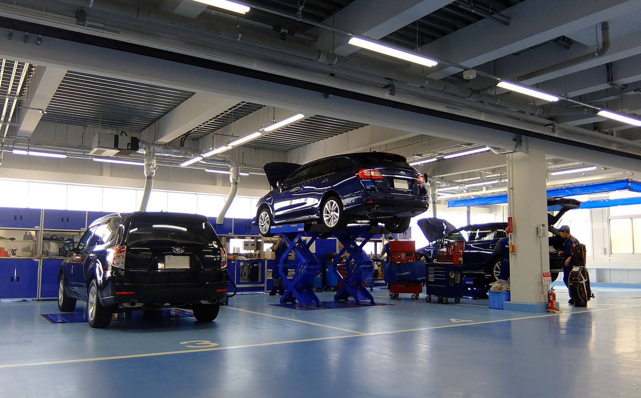 最新設備を備えたサービス工場