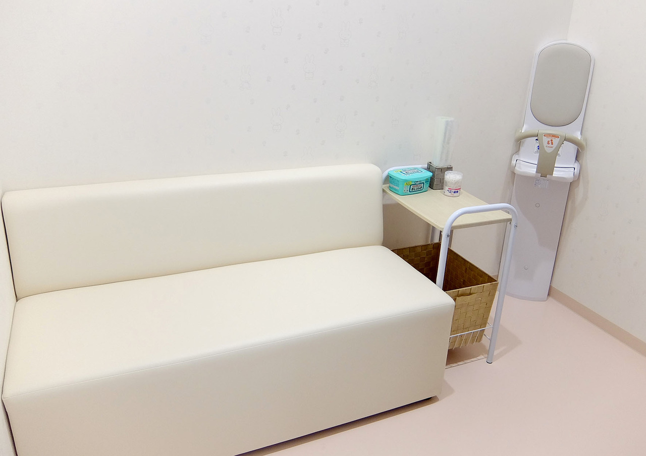 個室の授乳室も完備しております。小さなお子様連れでも安心です。