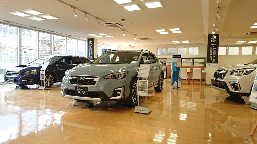 2Fショールームにてゆっくりと展示車をご覧ください。