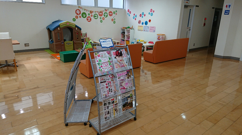 充実した雑誌コーナーでゆっくりとおくつろぎください。キッズコーナーはご両親も一緒に過ごしていただけます。
