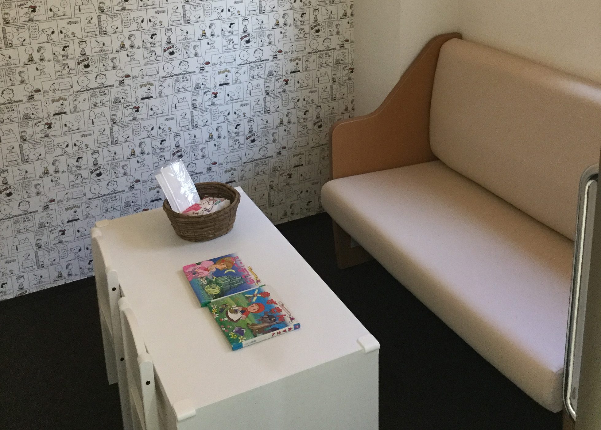 化粧室左奥には授乳室がございます。授乳期のお子様や小さなお子様をお連れでも、安心してご利用いただけます。多目的トイレにはおむつ替えの台もご用意してございます。