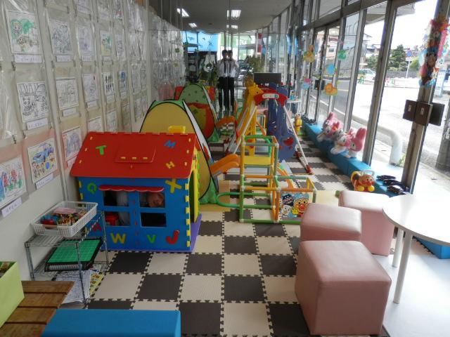 キッズコーナー 大人気ブランコ！お子様とご来店下さい。