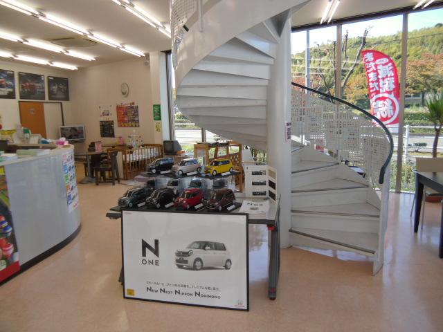 らせん階段が迎えてくれます