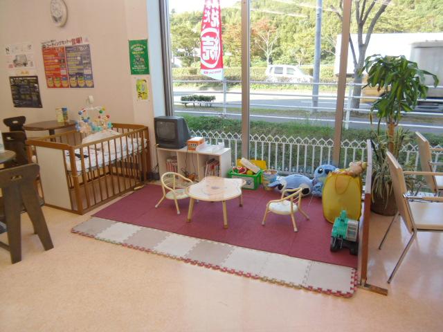 家族みんなでご来店下さい。＊ベビーベッドも設けております。