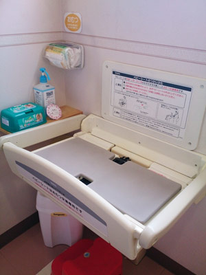 お子様に うれしいこと【おむつ換え用ベッド】