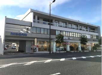 一号線を北向きに走ると左側に本社店があります。