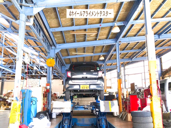 四輪アライメントホイール調整！岐阜県でもこの設備が整っているお店はそう多くはありません。車の整備のことならジョイカル関平和通り店にお任せ下さい！