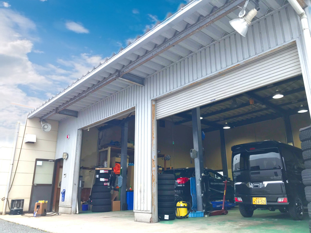 フラット７倉吉店はメンテナンスサポートもバッチリです！国の認可を受けた安心工場で車検、修理、板金、保険までクルマの事をトータル的にサポートいたします。