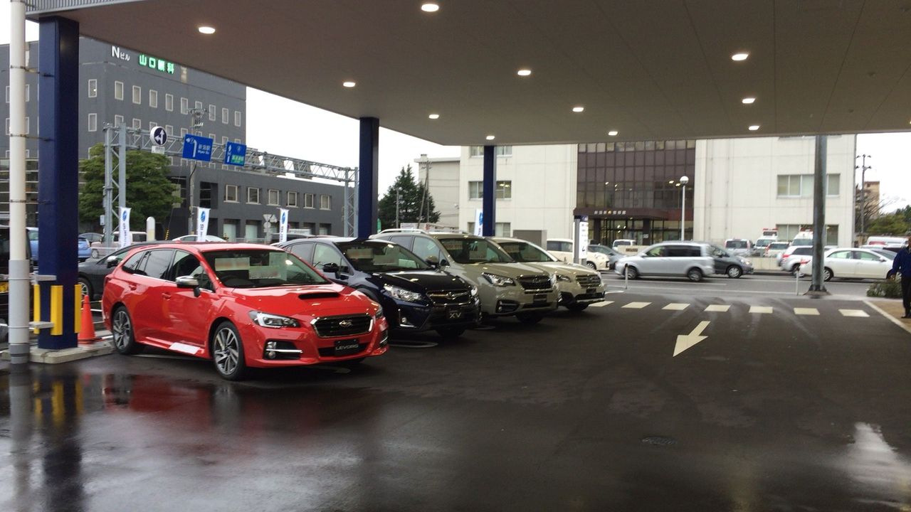 お客様駐車場には大きな屋根がありますので、天気を気にせずご来店頂けます。
