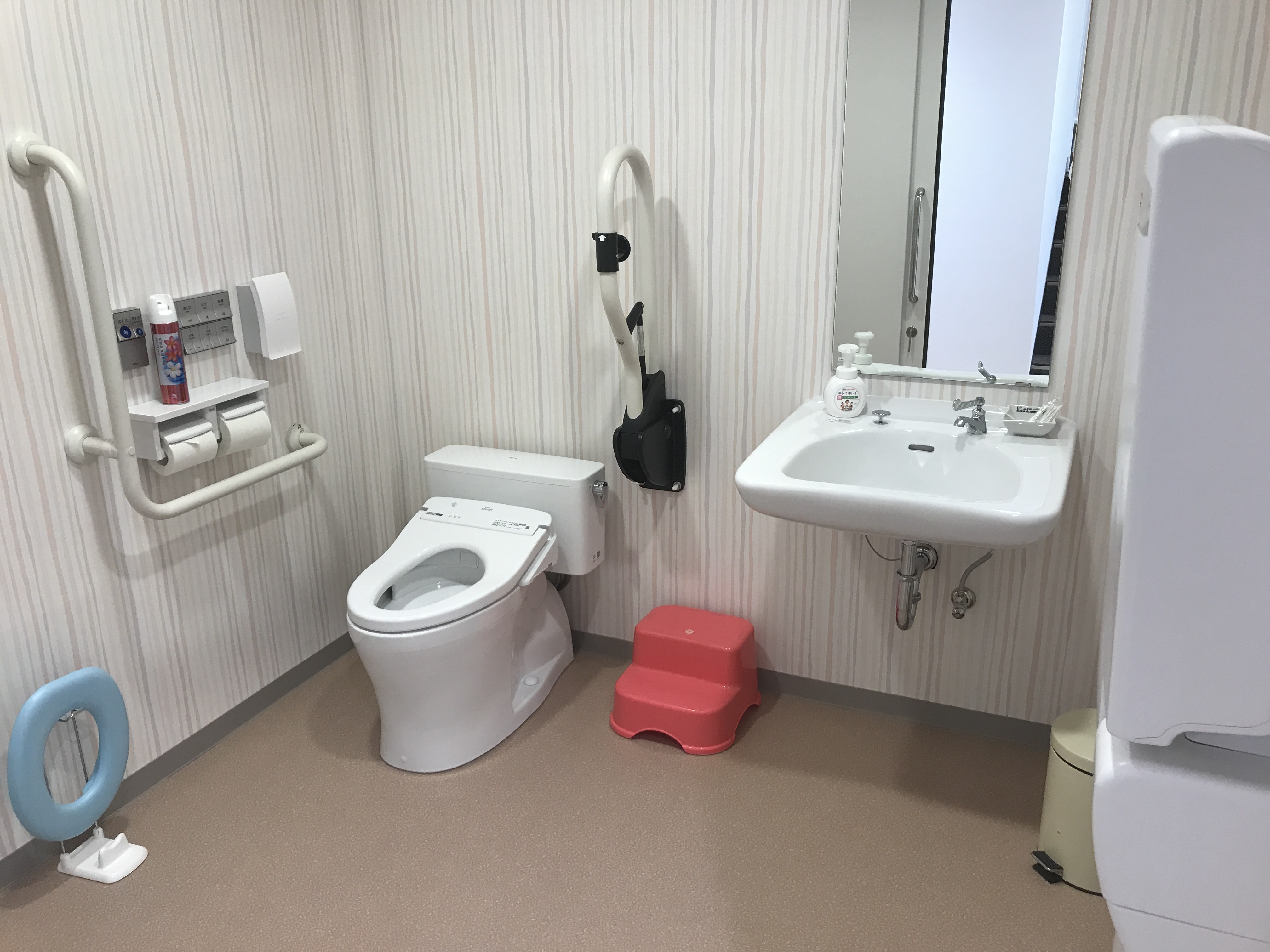 多目的トイレにはオムツ交換台もあるのでお子様連れでも安心です。