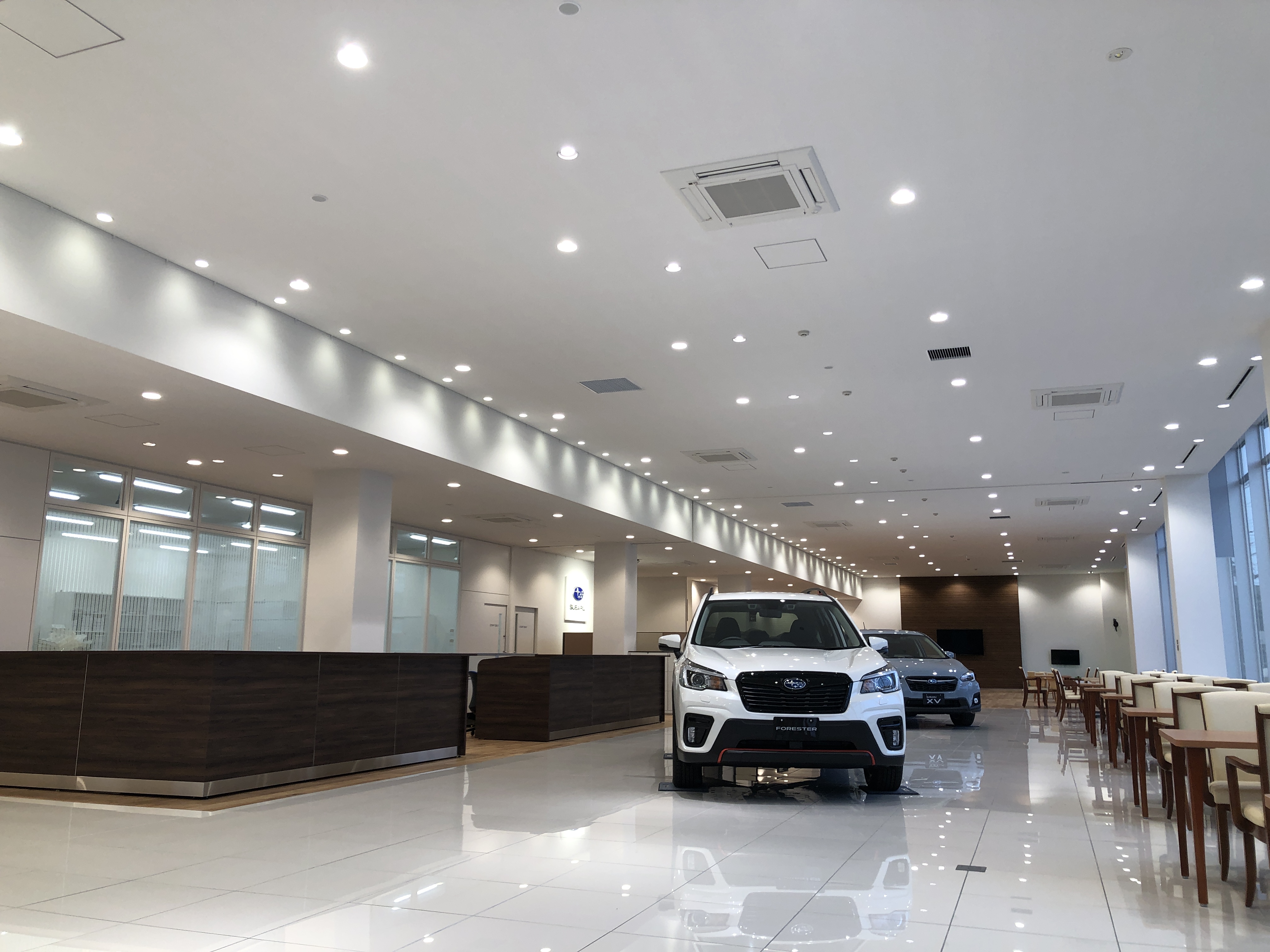 広々とした空間でゆっくりと展示車をご覧いただけます