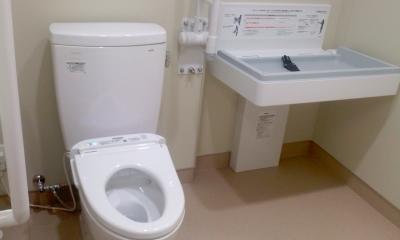 多目的トイレもございます。赤ちゃんをお連れの方も安心してご利用ください。