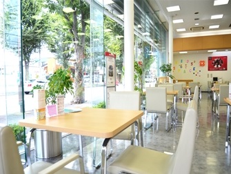 店内は明るく、落ち着いたスペースで、お寛ぎくださいませ。