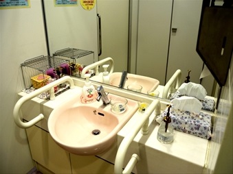 お化粧直しも落ち着いて出来るように清潔に保っております。