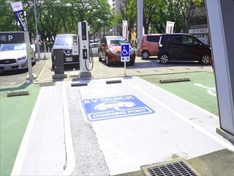 リーフ用急速充電スポットを完備しております。
